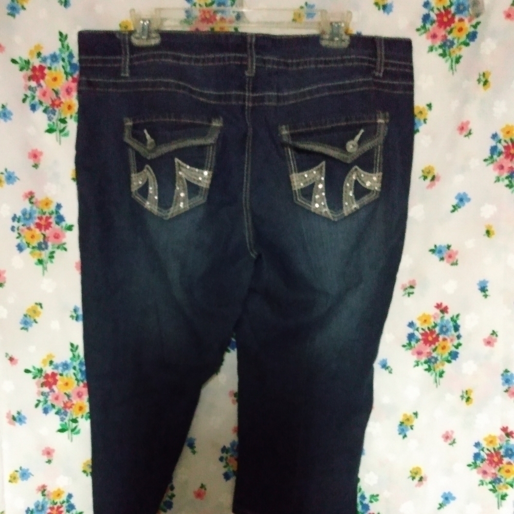 AP 11 Jeans ladies Capri sz 14w, Distressed Demin Blue pre-owned - Picture 2 of 5